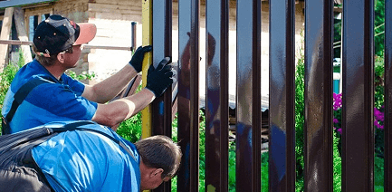 Работники делают забор